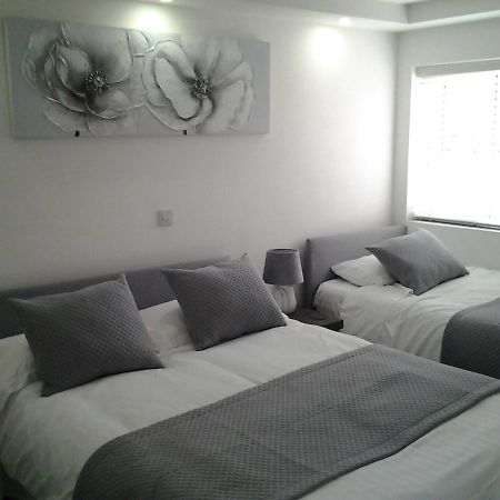 Lady Charlotte Guest Rooms Triple Rooms Dowlais エクステリア 写真