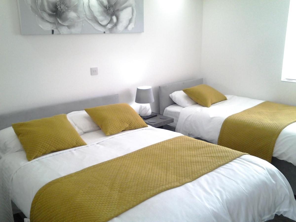 Lady Charlotte Guest Rooms Triple Rooms Dowlais エクステリア 写真