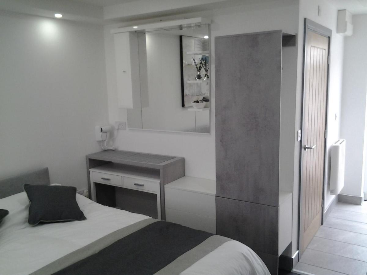 Lady Charlotte Guest Rooms Triple Rooms Dowlais エクステリア 写真