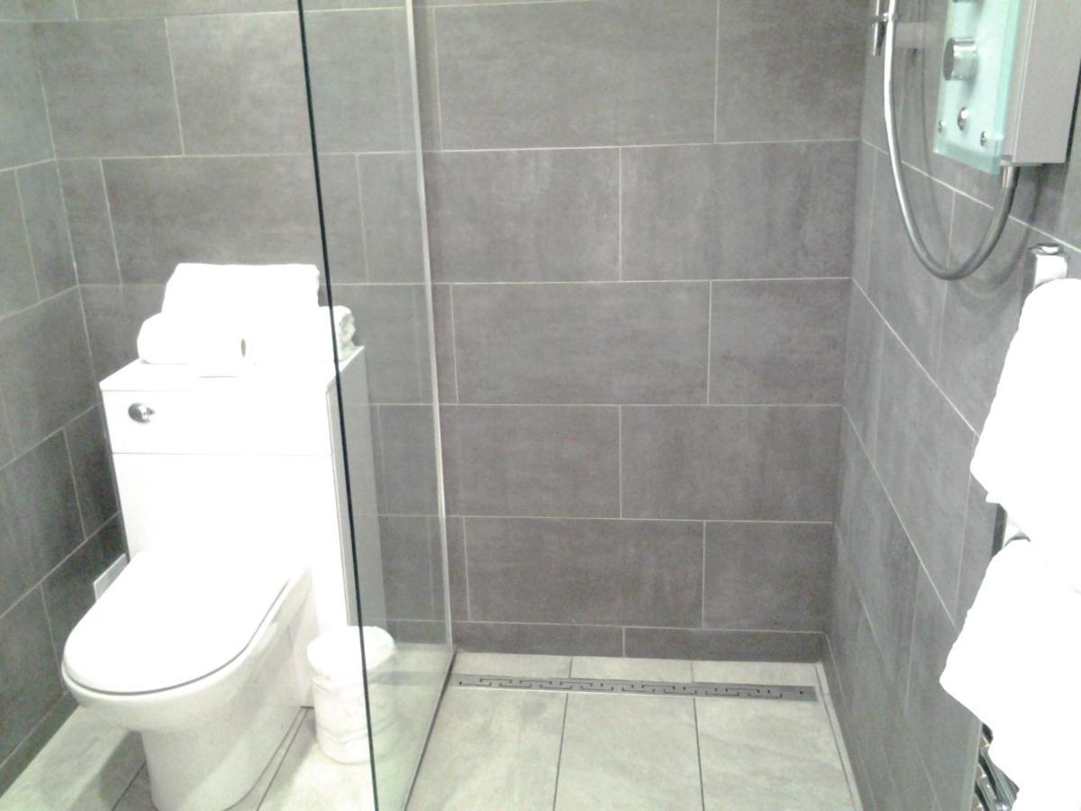 Lady Charlotte Guest Rooms Triple Rooms Dowlais エクステリア 写真