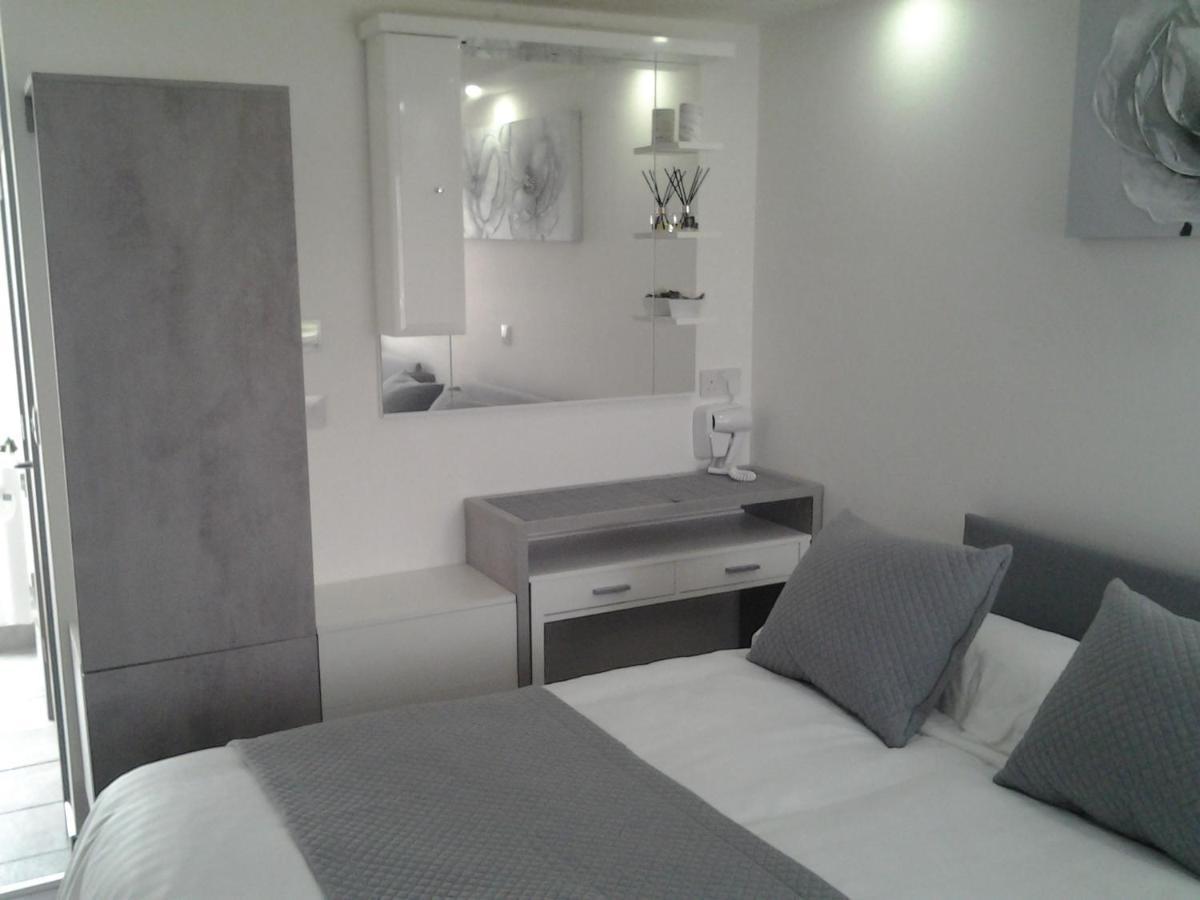Lady Charlotte Guest Rooms Triple Rooms Dowlais エクステリア 写真