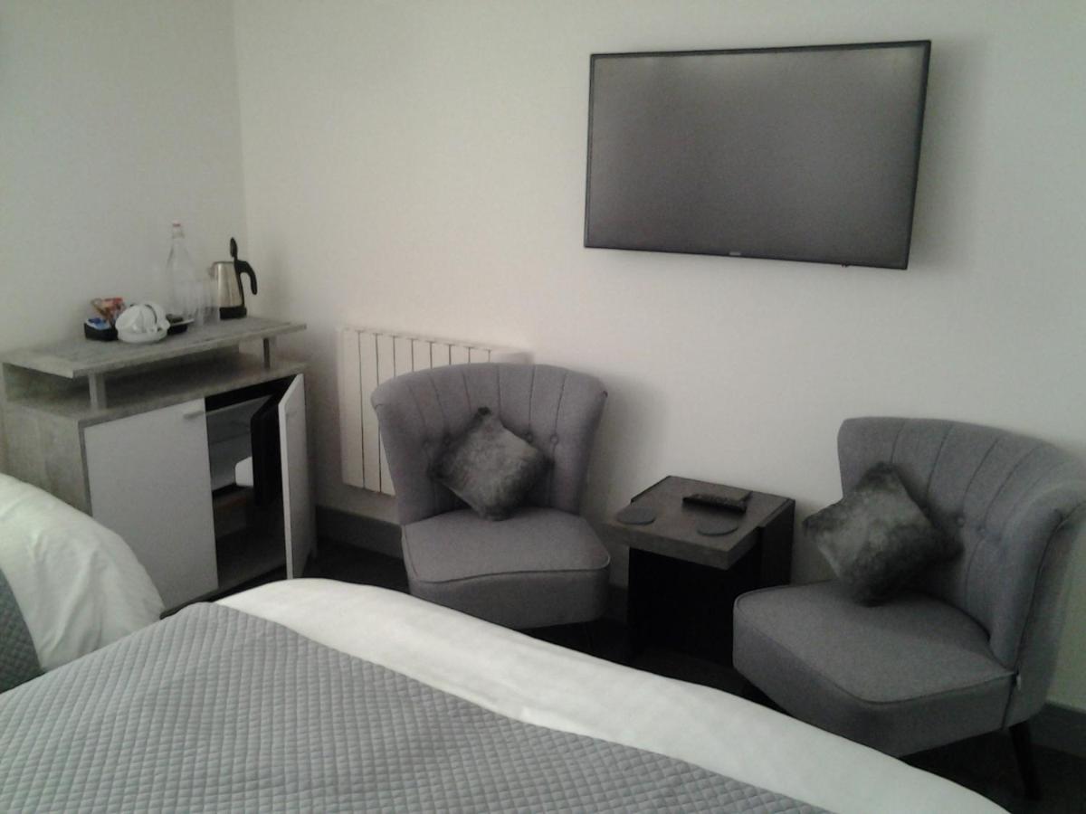 Lady Charlotte Guest Rooms Triple Rooms Dowlais エクステリア 写真