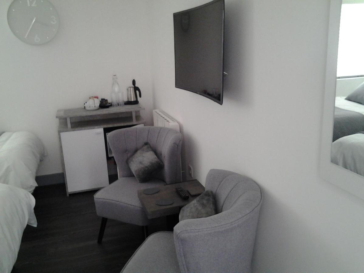 Lady Charlotte Guest Rooms Triple Rooms Dowlais エクステリア 写真