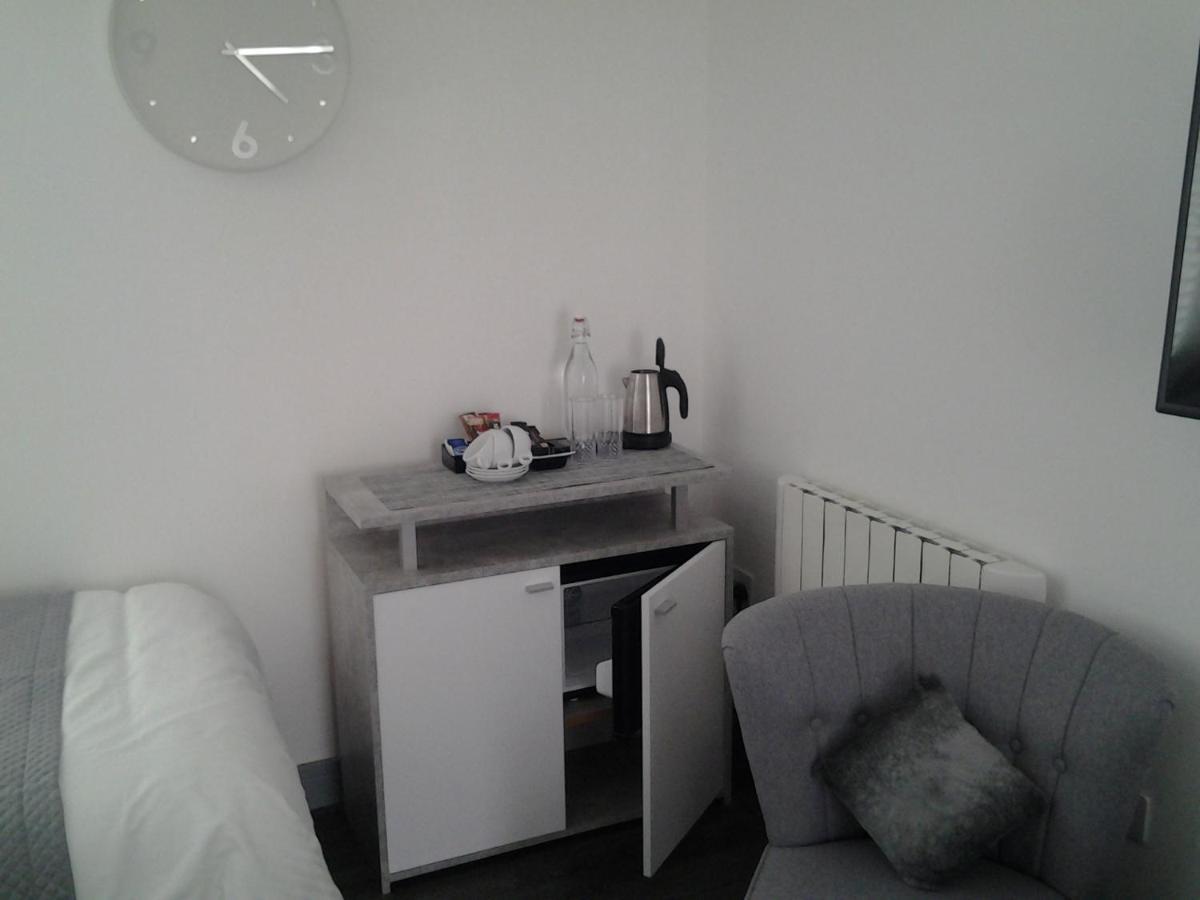 Lady Charlotte Guest Rooms Triple Rooms Dowlais エクステリア 写真