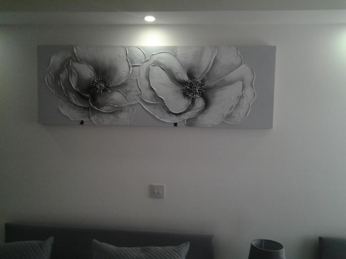 Lady Charlotte Guest Rooms Triple Rooms Dowlais エクステリア 写真