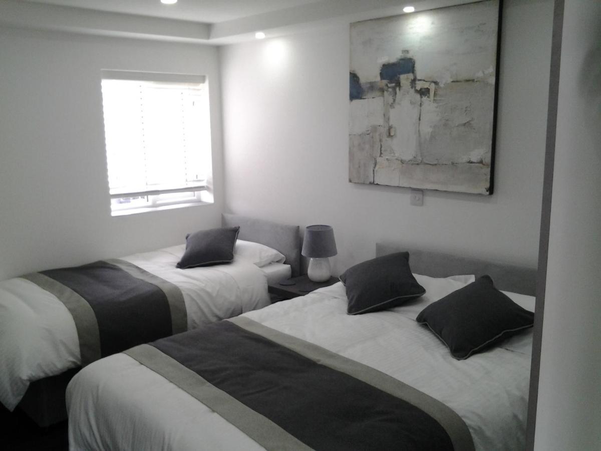 Lady Charlotte Guest Rooms Triple Rooms Dowlais エクステリア 写真