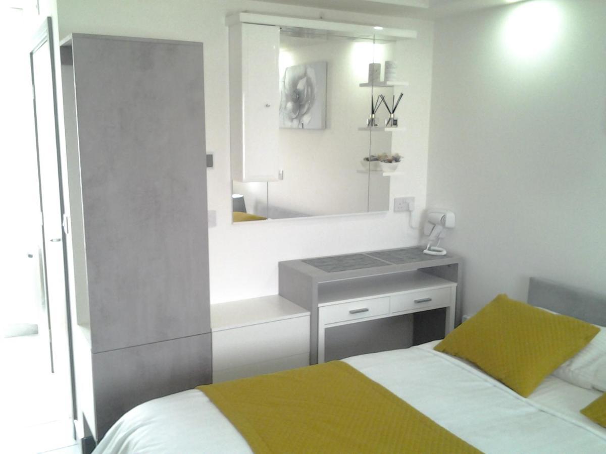 Lady Charlotte Guest Rooms Triple Rooms Dowlais エクステリア 写真