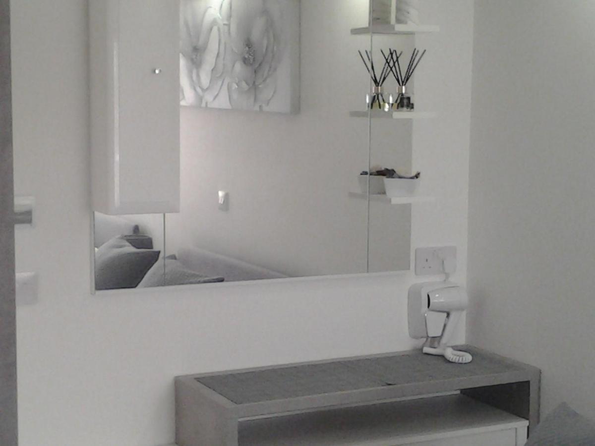 Lady Charlotte Guest Rooms Triple Rooms Dowlais エクステリア 写真