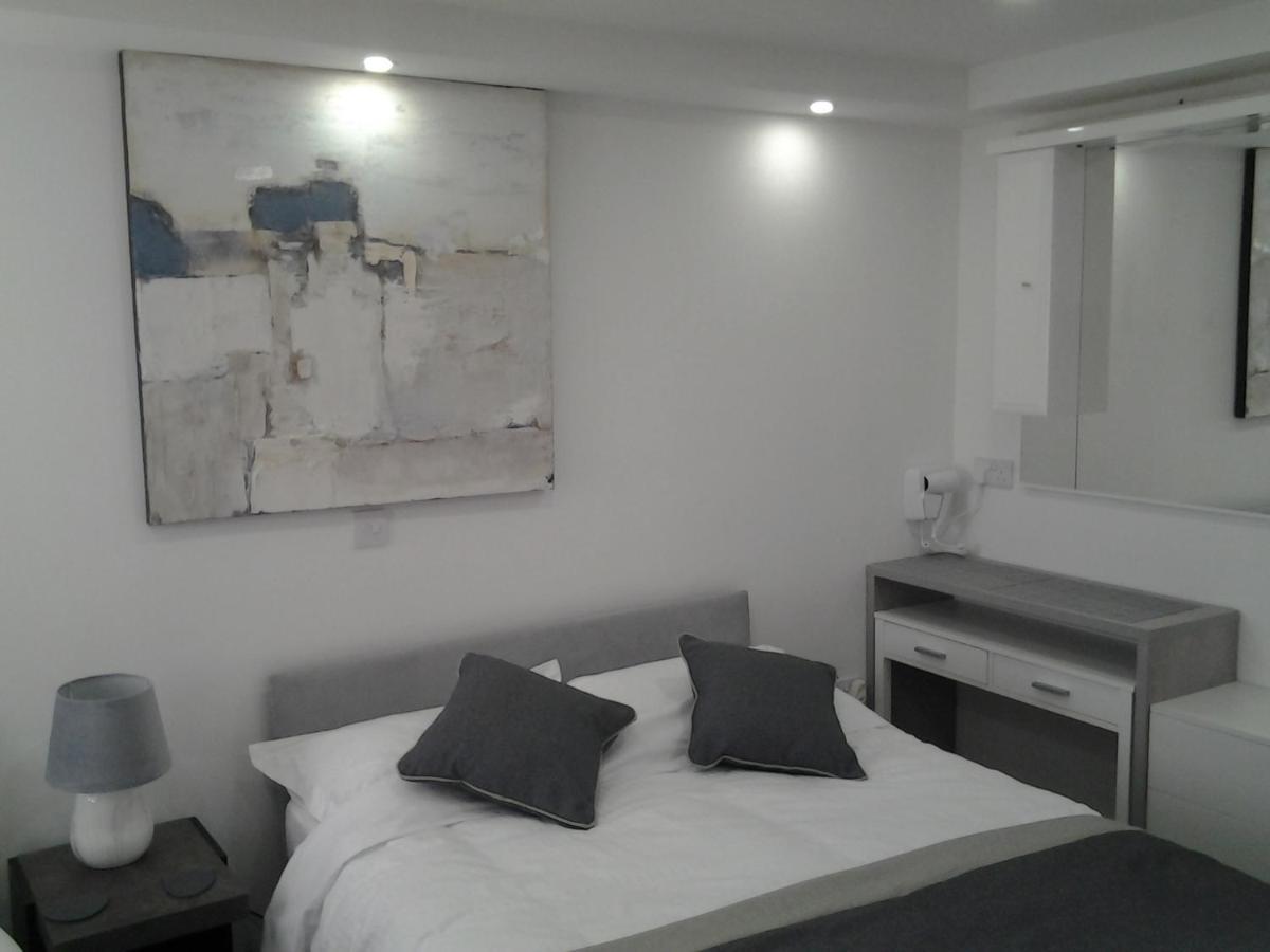 Lady Charlotte Guest Rooms Triple Rooms Dowlais エクステリア 写真