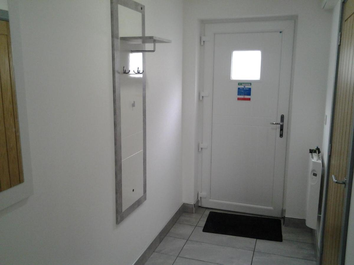 Lady Charlotte Guest Rooms Triple Rooms Dowlais エクステリア 写真