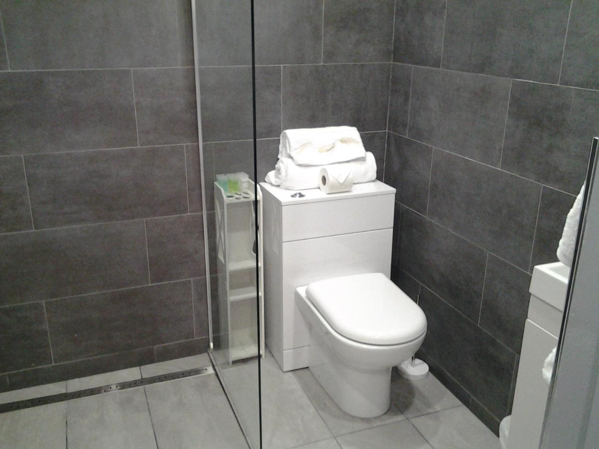 Lady Charlotte Guest Rooms Triple Rooms Dowlais エクステリア 写真
