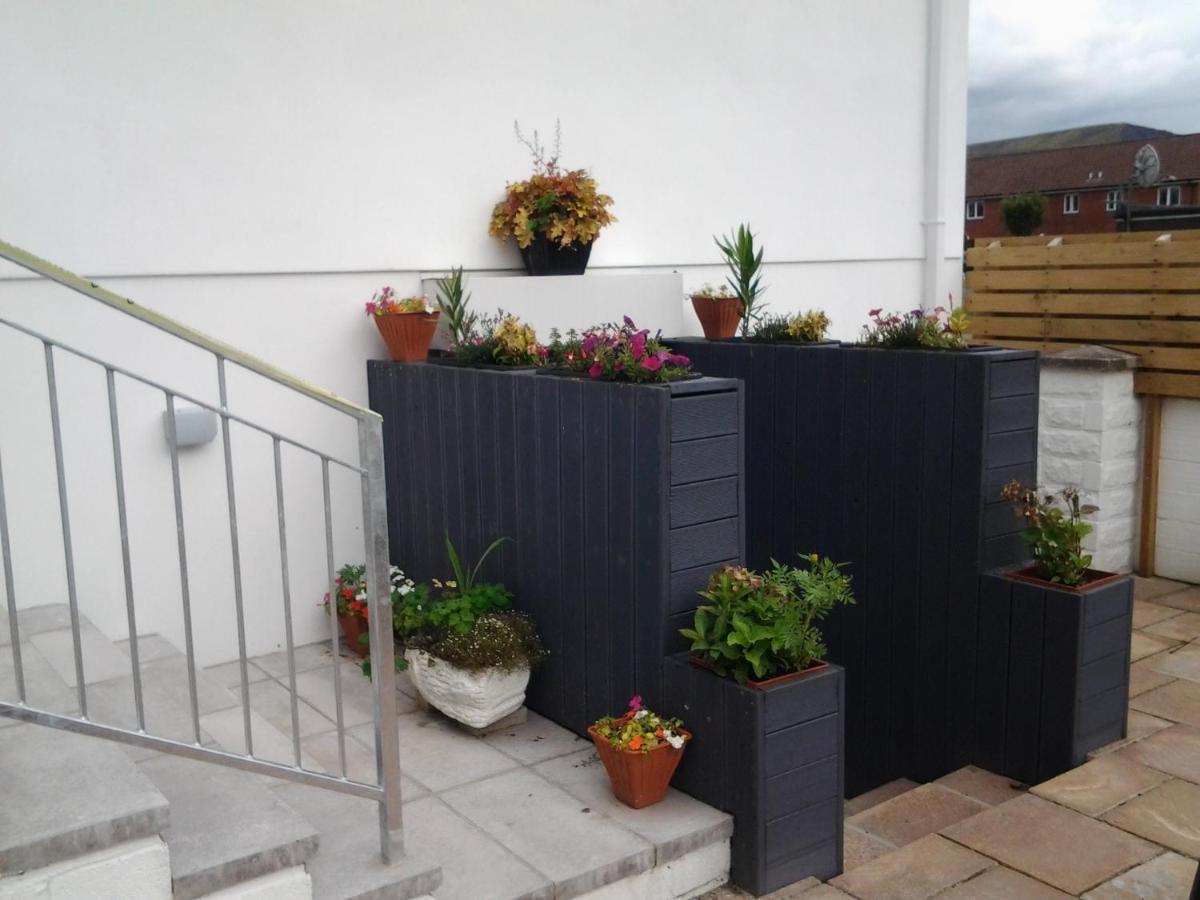 Lady Charlotte Guest Rooms Triple Rooms Dowlais エクステリア 写真