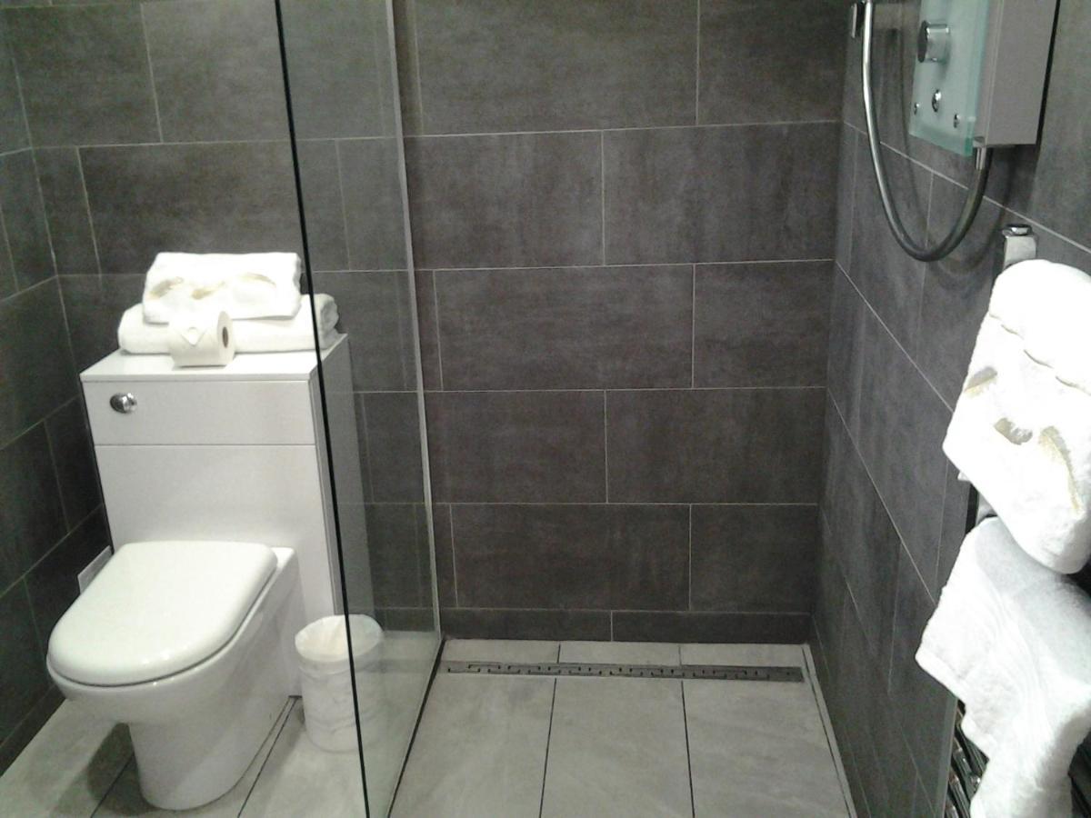 Lady Charlotte Guest Rooms Triple Rooms Dowlais エクステリア 写真